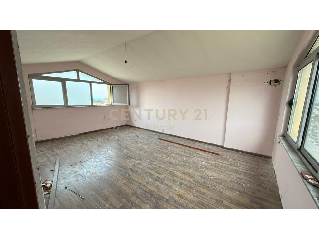 Penthouse Me Pishine 3+2+3+Post Parkimi Për Shitje në Plazh Hekurudha, Durrës| 315 m²