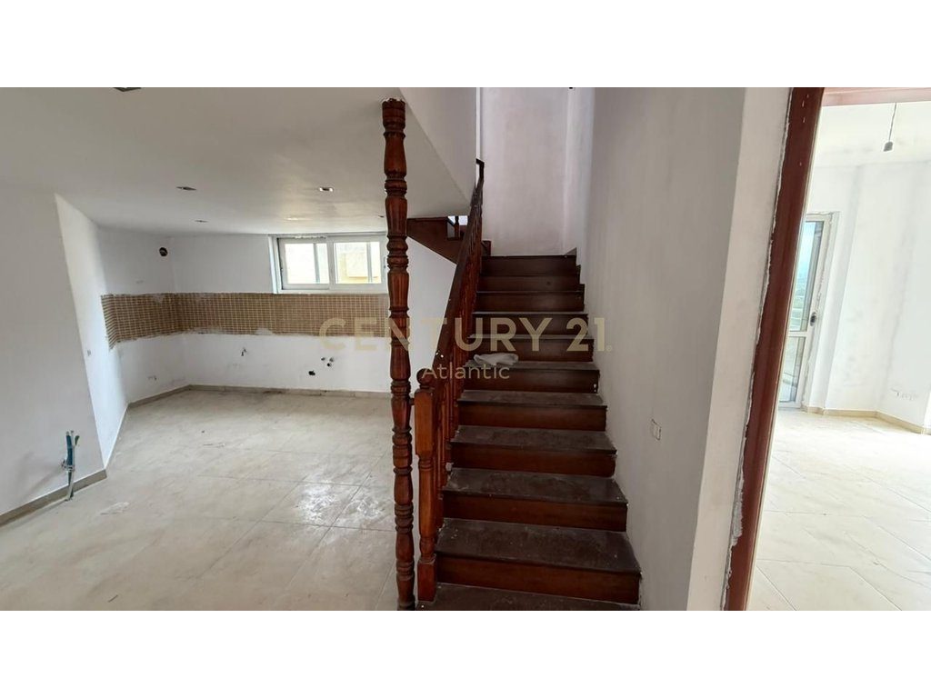 Penthouse Me Pishine 3+2+3+Post Parkimi Për Shitje në Plazh Hekurudha, Durrës| 315 m²