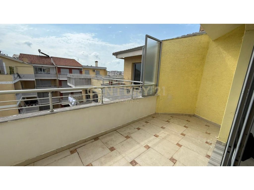 Penthouse Me Pishine 3+2+3+Post Parkimi Për Shitje në Plazh Hekurudha, Durrës| 315 m²