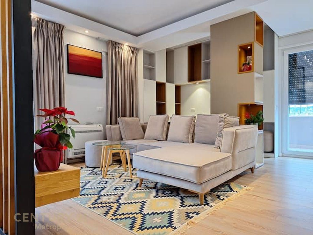 Jepet me qira studio me verandë në zonën e 21 Dhjetorit, Tiranë!