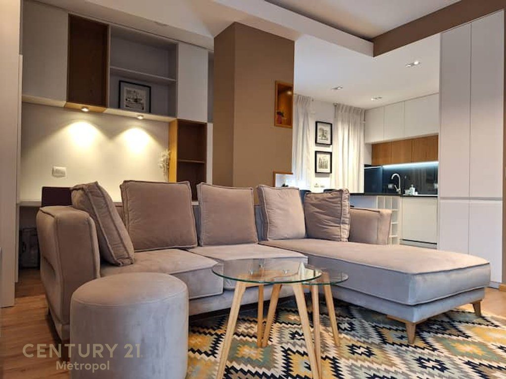 Jepet me qira studio me verandë në zonën e 21 Dhjetorit, Tiranë!