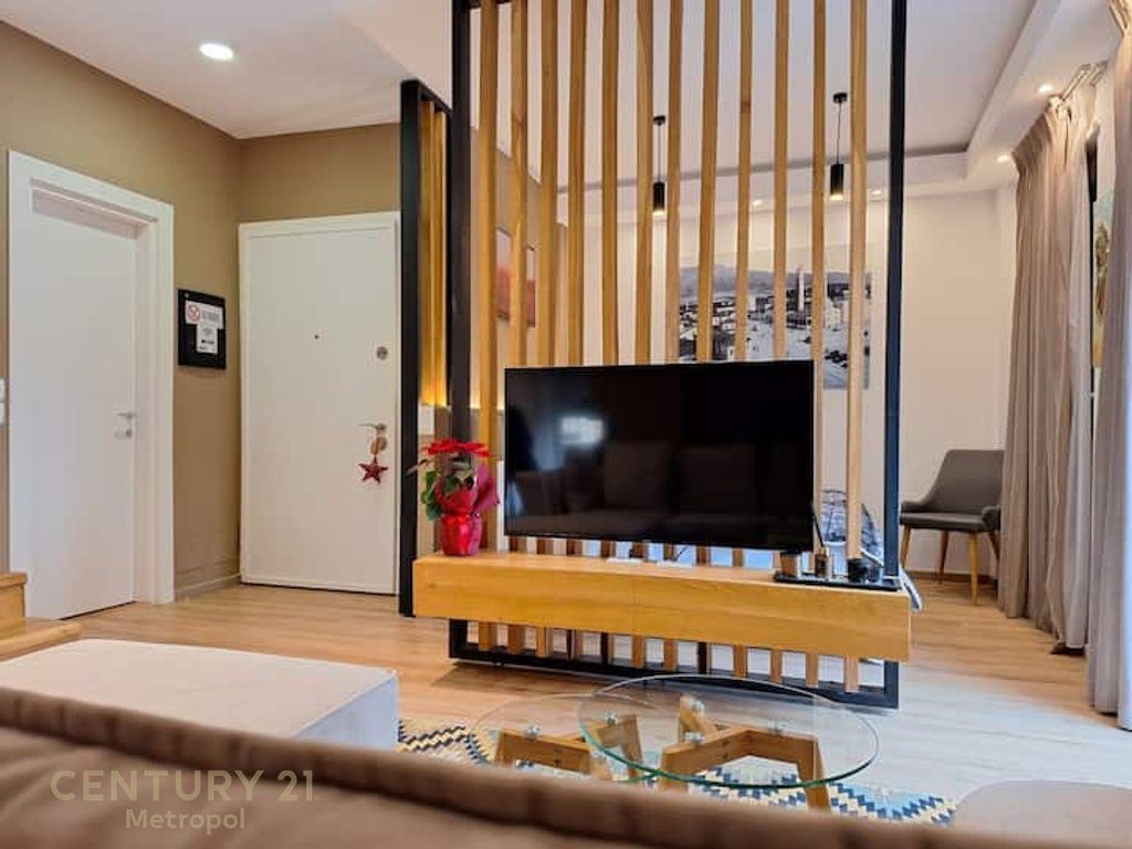 Jepet me qira studio me verandë në zonën e 21 Dhjetorit, Tiranë!