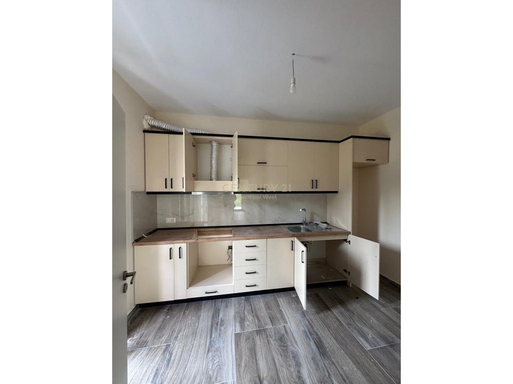 Apartament 3+1+2 me qira te Liqeni i Farkës