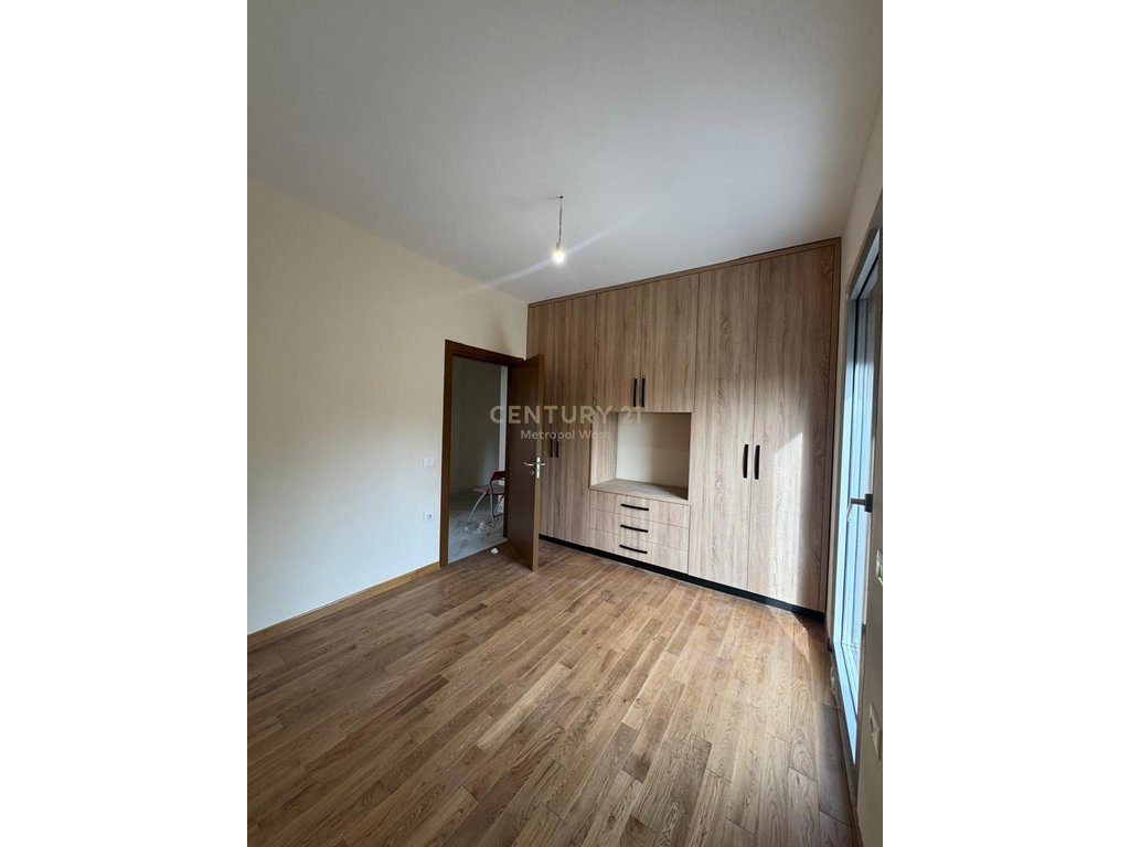 Apartament 3+1+2 me qira te Liqeni i Farkës