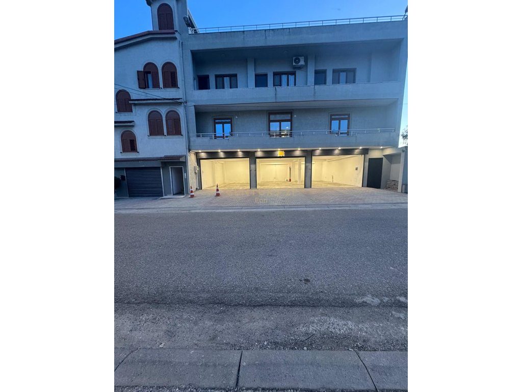 Ambient Multifunksional Me Qira tek Ish Këneta, Durrës !