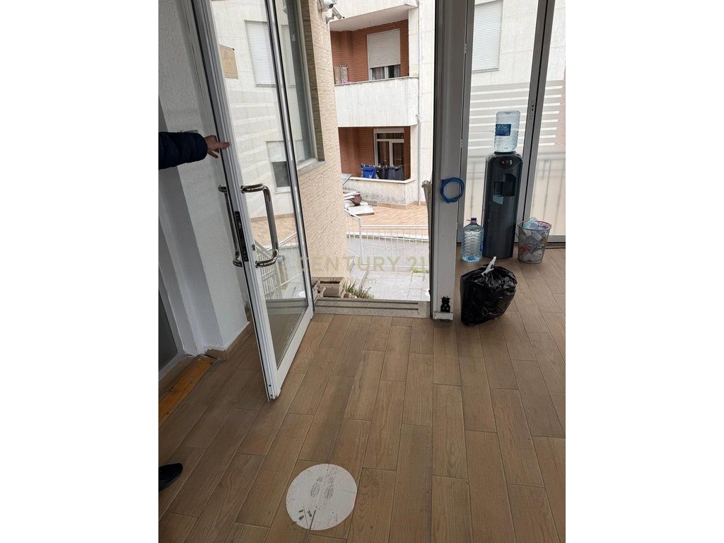 Jepet Ambient për zyra me Qira ne hyrje te Kodra e Diellit 1