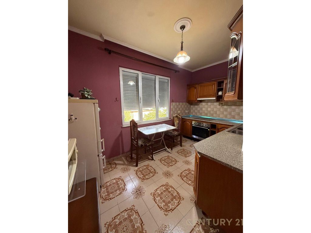 APARTAMENT PER QIRA 2+1+2 + 2 BALLKONE TEK ISH STACIONI I FUNDIT I TIRANES SE RE !