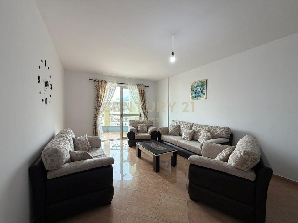 PËRBALLË KRISTAL CENTER, APARTAMENT 2+1 ME QIRA
