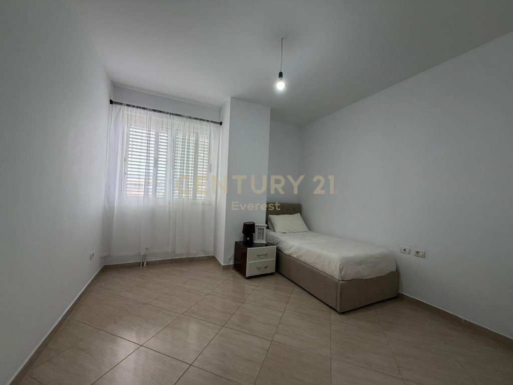 PËRBALLË KRISTAL CENTER, APARTAMENT 2+1 ME QIRA