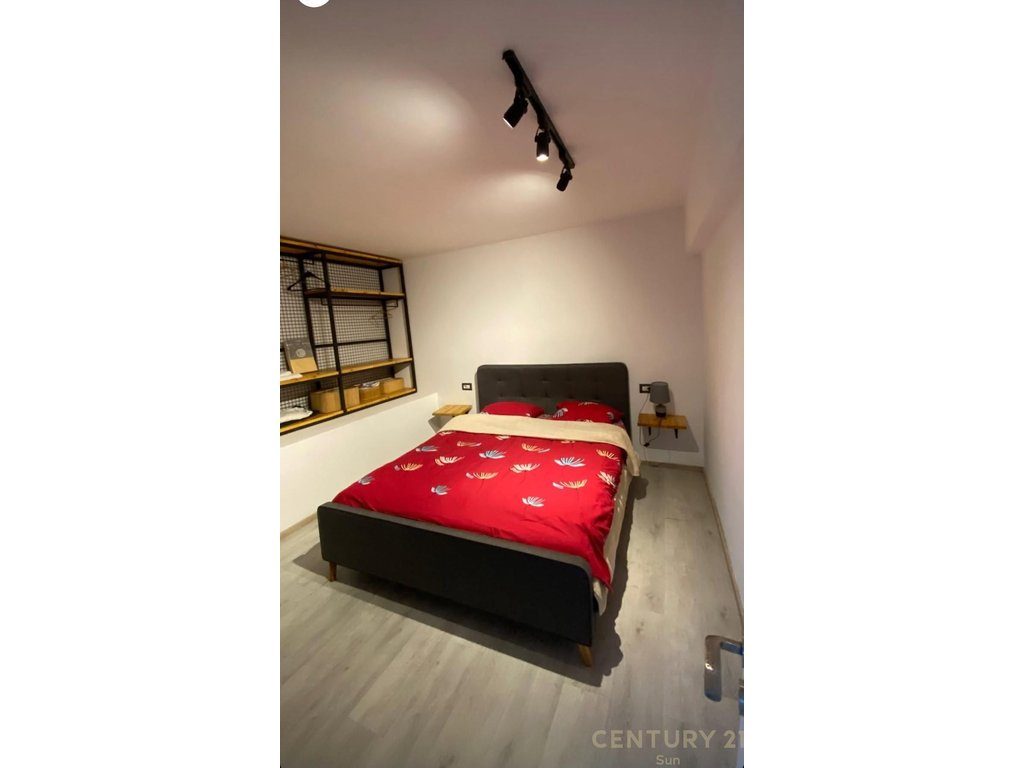 APARTAMENT ME QERA TEK ISH STACIONI TRENIT!