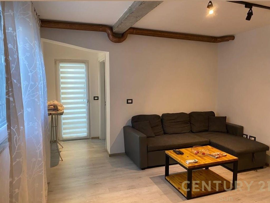APARTAMENT ME QERA TEK ISH STACIONI TRENIT!