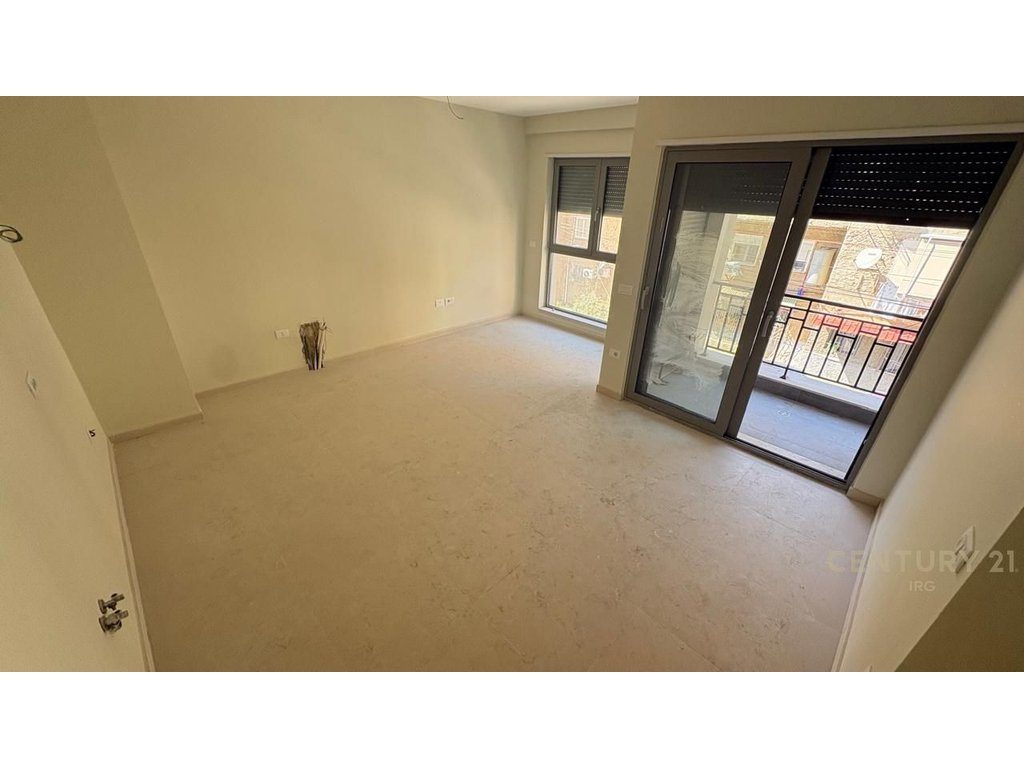 SHITET APARTAMENT 1+1 TE SHKOLLA E KUQE