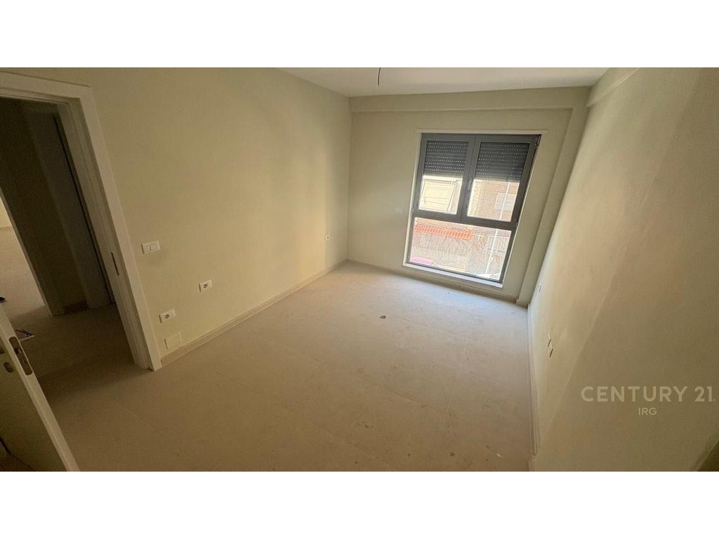 SHITET APARTAMENT 1+1 TE SHKOLLA E KUQE