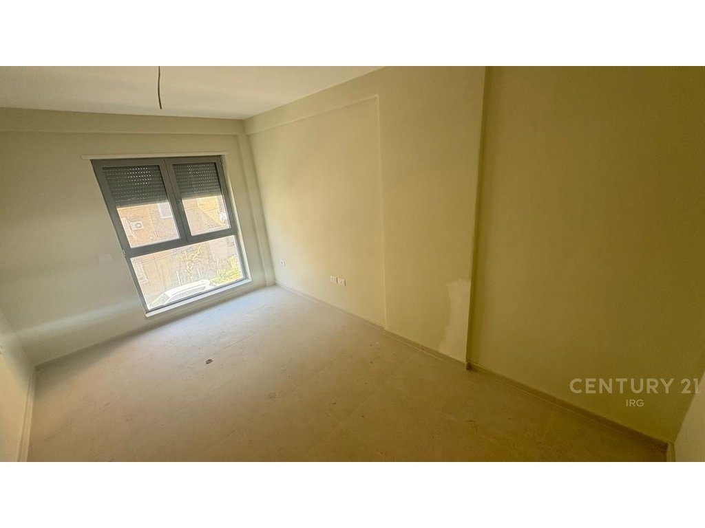 SHITET APARTAMENT 1+1 TE SHKOLLA E KUQE