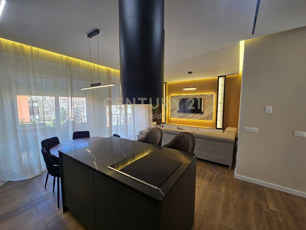 APARTAMENT LUKSOZ 2+1+2+ POST PARKIMI ME QIRA TEK KOPSHTI BOTANIK!