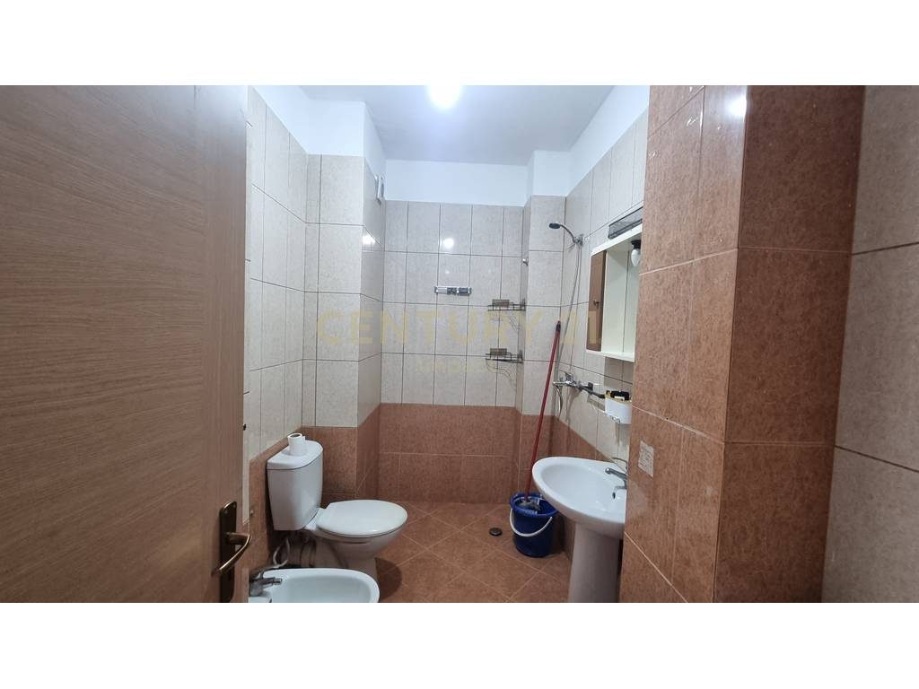 Apartament 1+1 me verandë , Me Qira në Yzberish, pranë Grand, Tiranë - 400€!