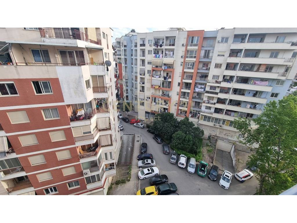 Apartament 1+1 me verandë , Me Qira në Yzberish, pranë Grand, Tiranë - 400€!