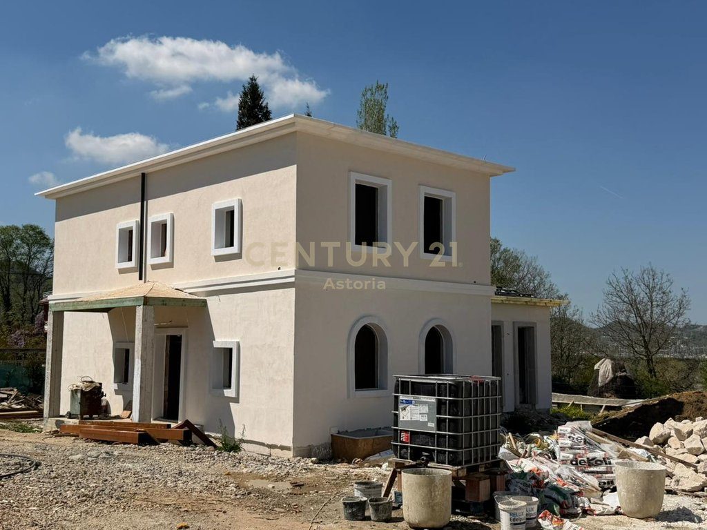 Shitet vile luksoze ne rezidencen "River Hill", Petrele