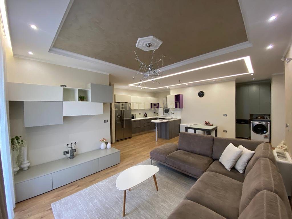 Jepet me qira apartament 3+1+2T pranë Ish-Urt.