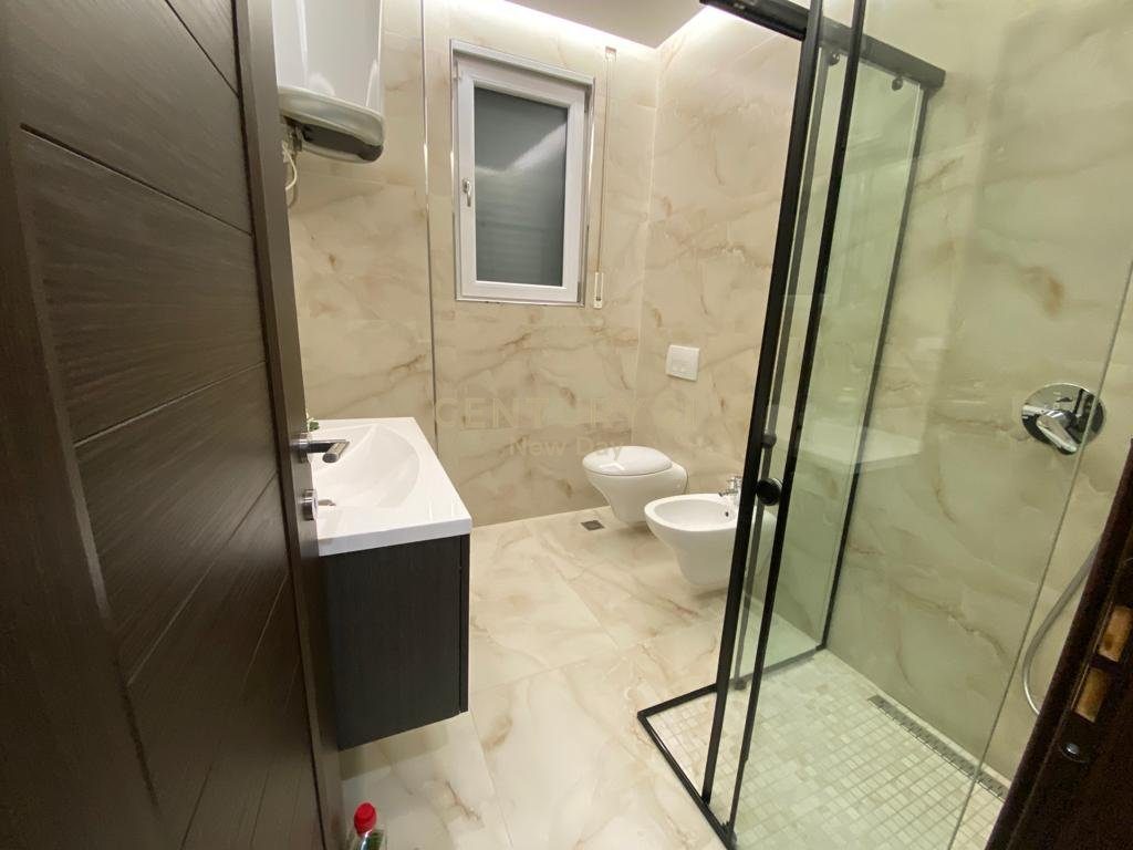Jepet me qira apartament 3+1+2T pranë Ish-Urt.