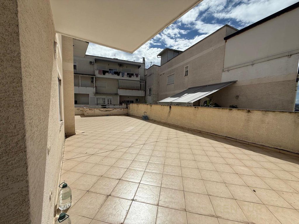 Apartament 3+1+2 +80m  Verande Per shitje në Fresk, Tiranë
