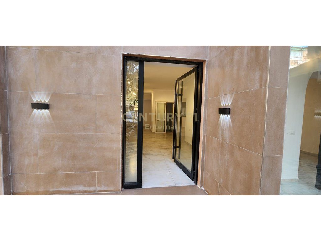 Xhamllik - Jepet dyqan kati 0 me qera 70m2