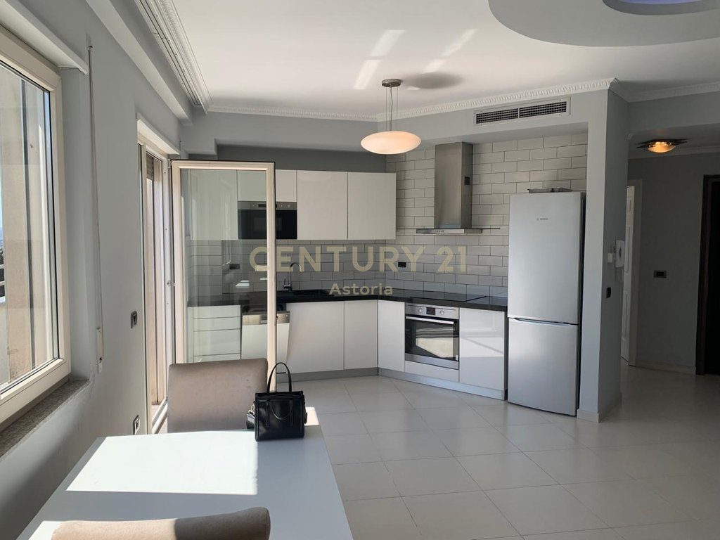 Apartament 1+1 i ndritshëm dhe i bollshëm në Fresk me ballkon të madh rrethues