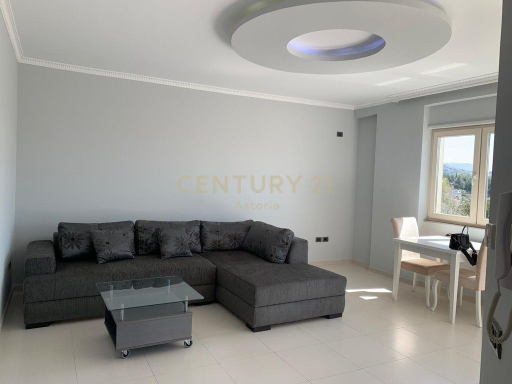 Apartament 1+1 i ndritshëm dhe i bollshëm në Fresk me ballkon të madh rrethues