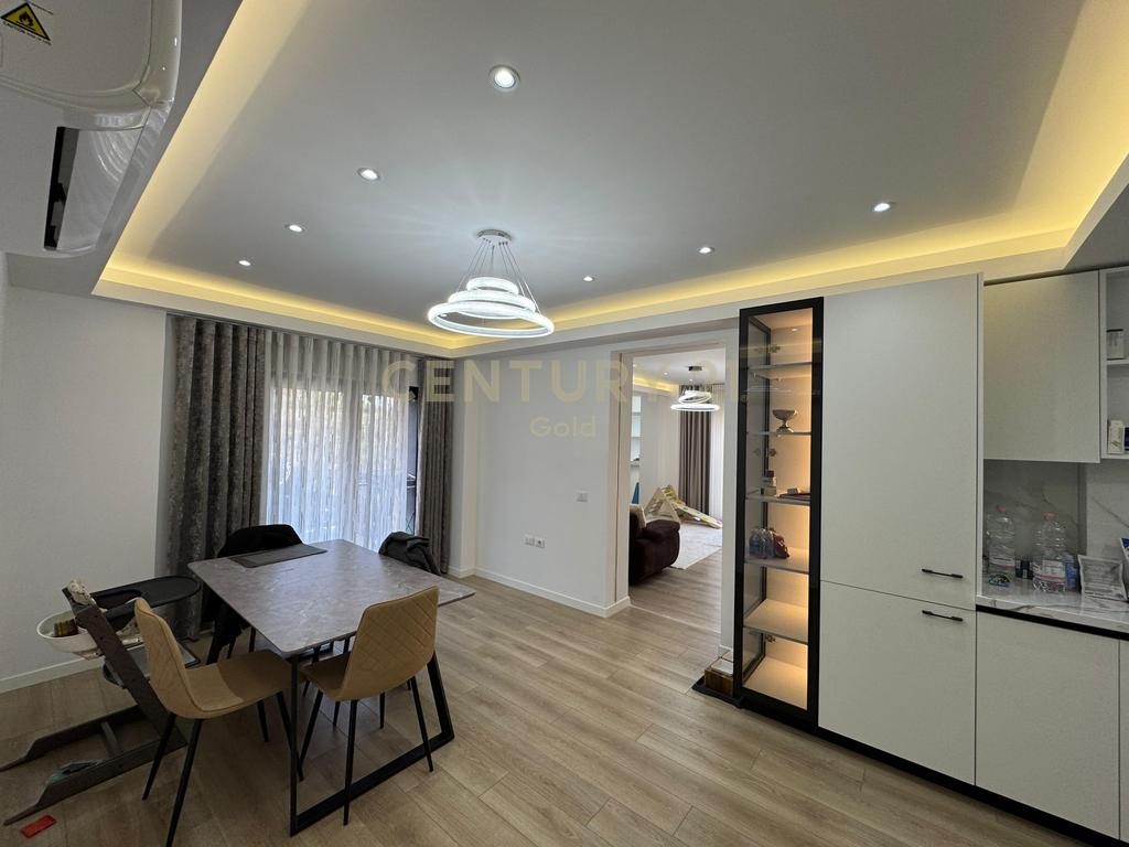 Jepet me qira Super Apartament 2+1+2 me post parkimi tek Rezidenca Kodra e Diellit 2