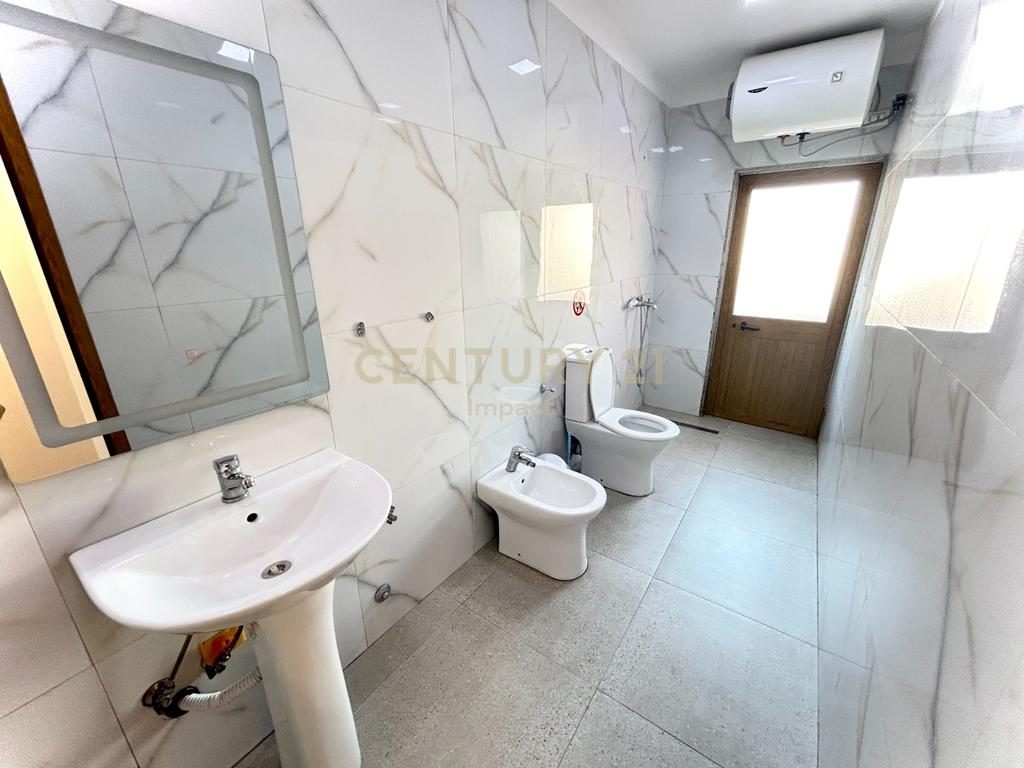 Hotel në Shitje në Myslym Shyri, Tiranë - 527.5m nga SHESHI SKENDERBEJ !