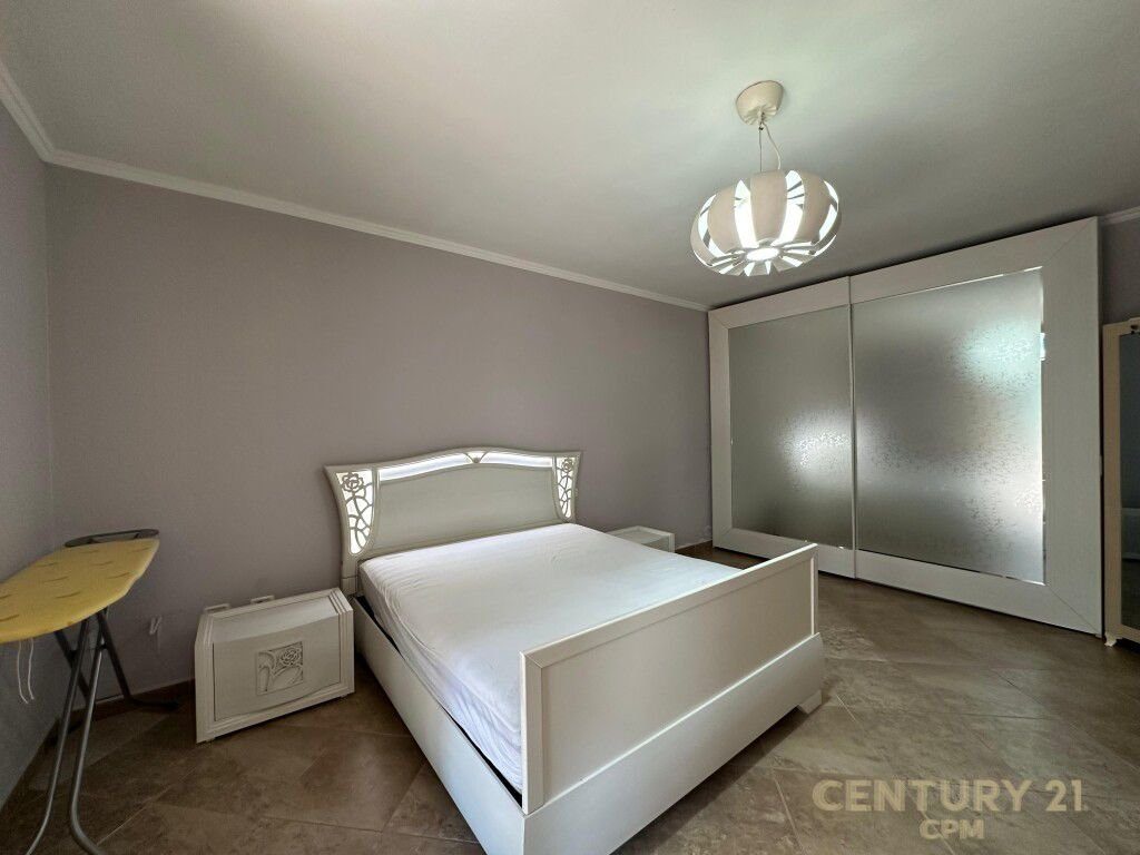 Tek Liqeni I Thate Japim Me Qira Apartament 2+1+2+ Post Parkimi!