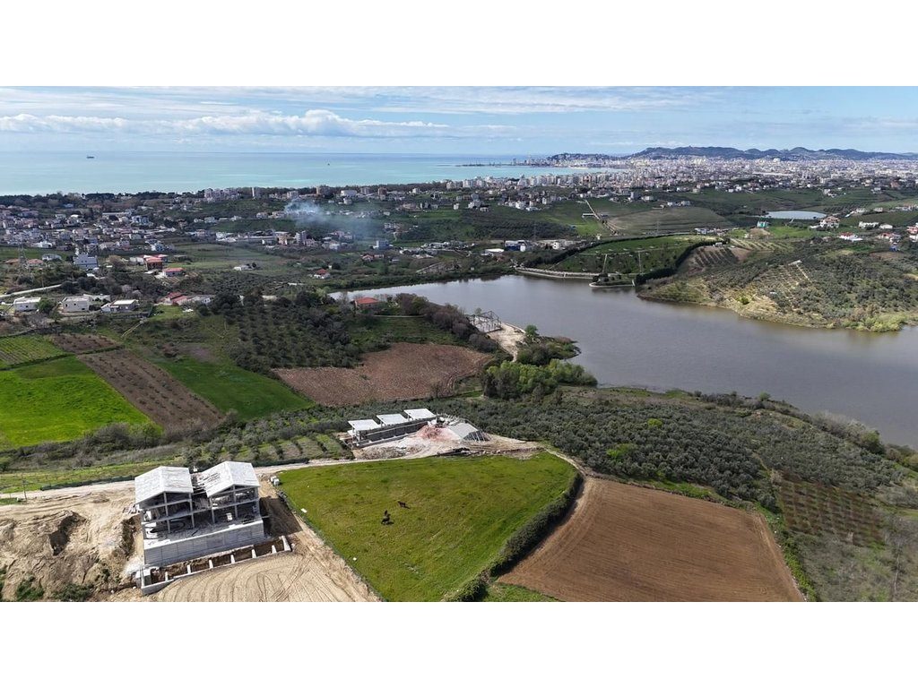 Durres, Vilë në Kodër me Pamje Panoramike nga Deti dhe Liqeni