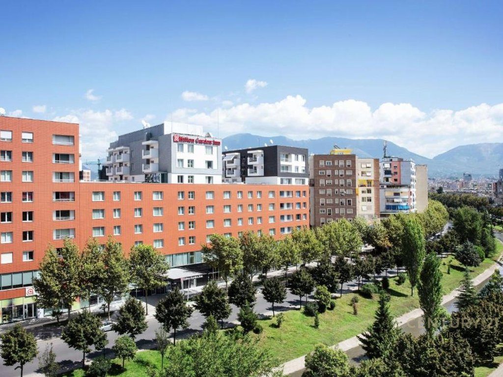 ZYRE ME QERA TE HILTON, PRANE DELIJORGJIT