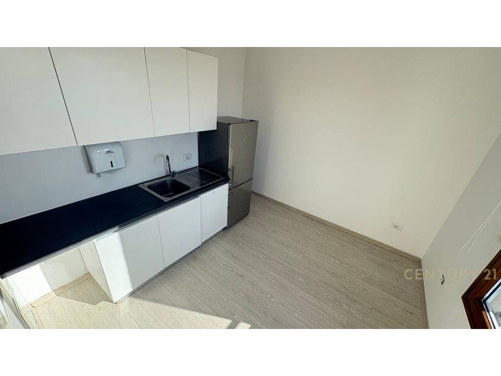ZYRE ME QERA TE HILTON, PRANE DELIJORGJIT