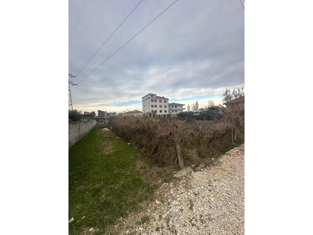 Tokë Truall 793 m² në Shkozet