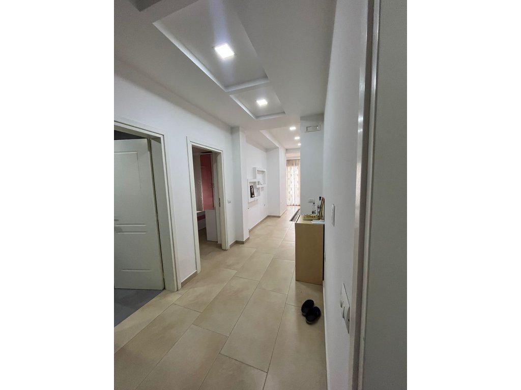 APARTAMENT 2+1 ME 2 TUALETE, I MOBILUAR – TERMINALI I VJETËR, POGRADEC