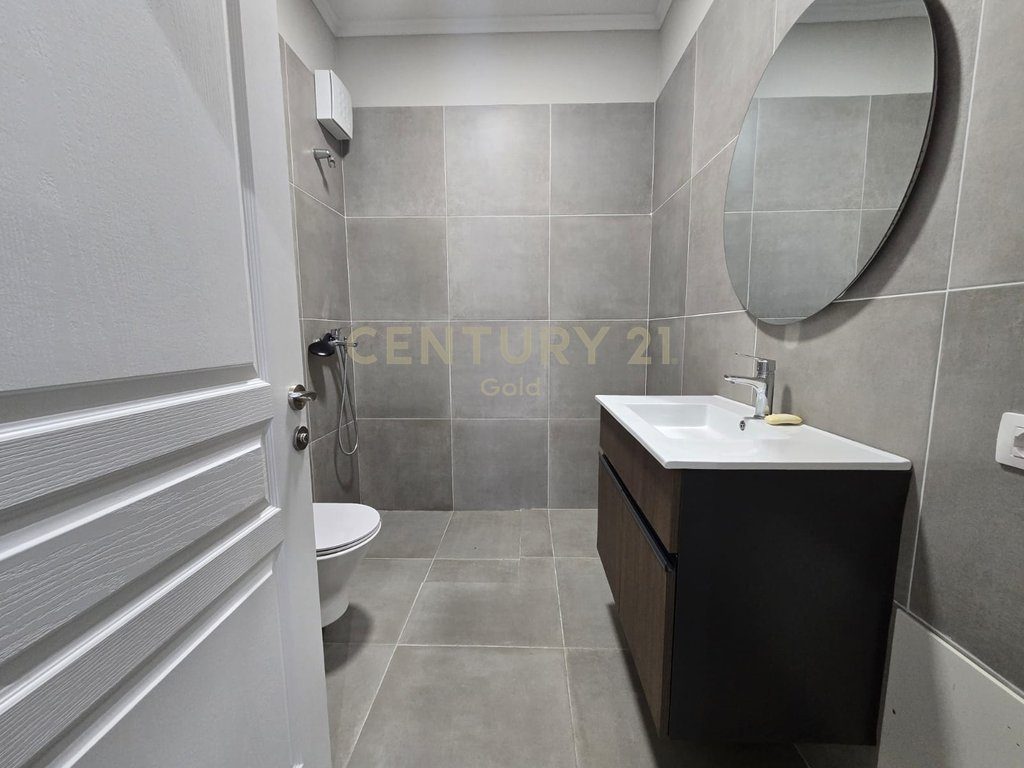 JEPET ME QIRA APARTAMENT 2+1+2 + POST PARKIMI TEK KOMPLEKSI ASL !