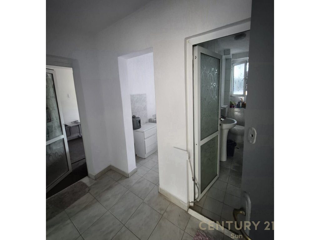 Apartament 1+1 për shitje – Rruga e Kavajës, pranë Garden Building!