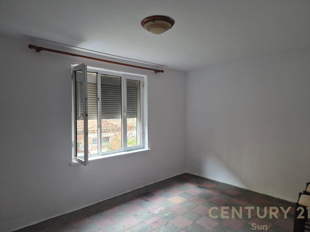 Apartament 1+1 për shitje – Rruga e Kavajës, pranë Garden Building!