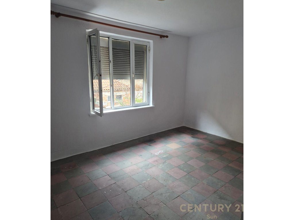 Apartament 1+1 për shitje – Rruga e Kavajës, pranë Garden Building!