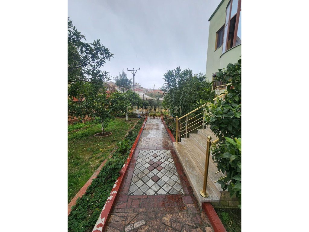 Vilë trekatëshe në zonën e Qytetit Studenti në Tiranë - 640000€