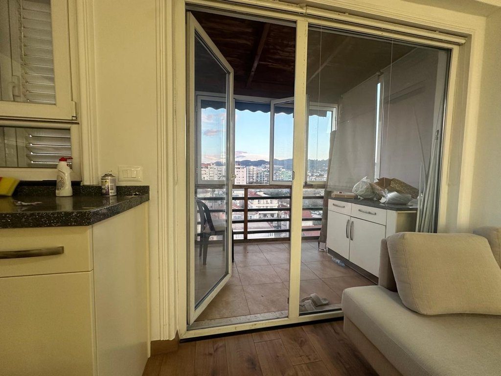 Globe, Japim me qira apartament 2+1