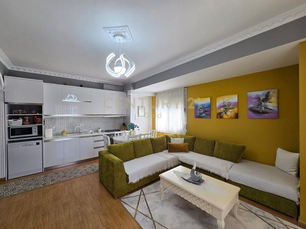 APARTAMENT 1+1 PER SHITJE ME PAMJE DETI NE LUNGOMARE, VLORE !