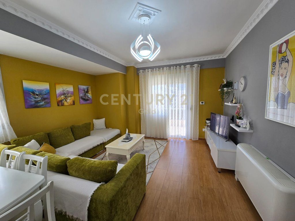 APARTAMENT 1+1 PER SHITJE ME PAMJE DETI NE LUNGOMARE, VLORE !