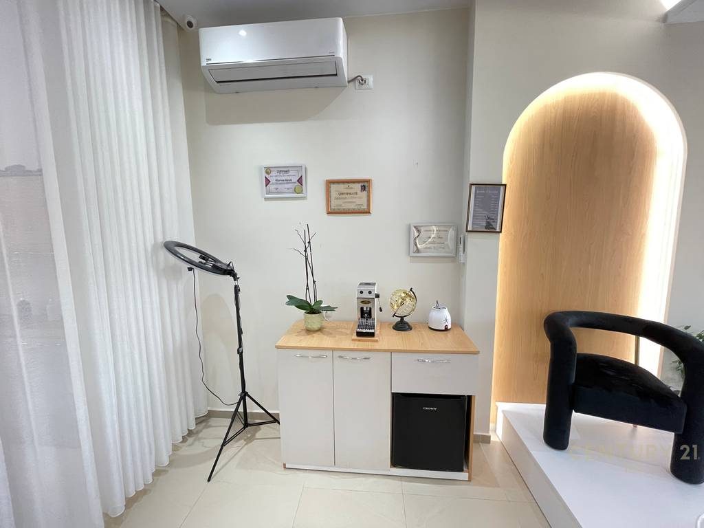 AMBIENT PARUKERIE / ESTETIKE ME QIRA PRANË SQUARE 21, RRUGA E KAVAJËS