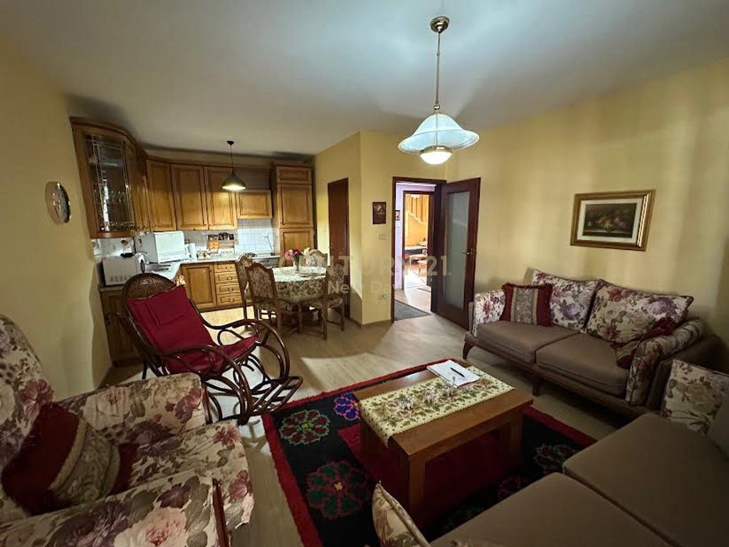 Apartament  + garazhd me qira prane Shkolles 11 Janari.