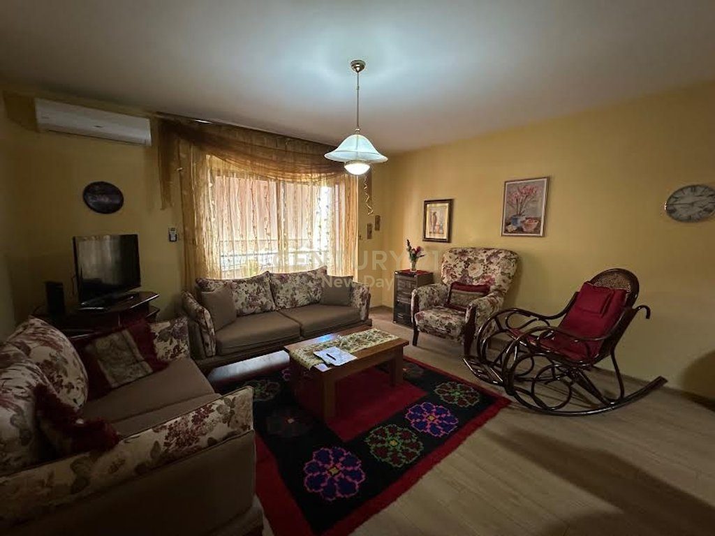 Apartament  + garazhd me qira prane Shkolles 11 Janari.