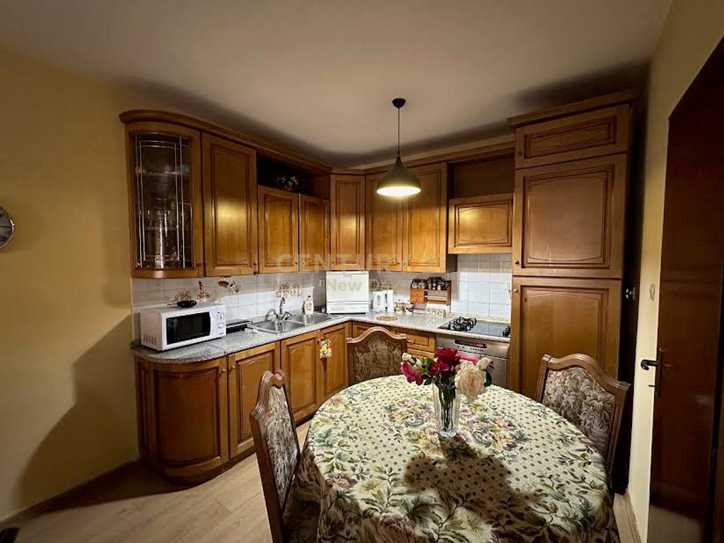 Apartament  + garazhd me qira prane Shkolles 11 Janari.