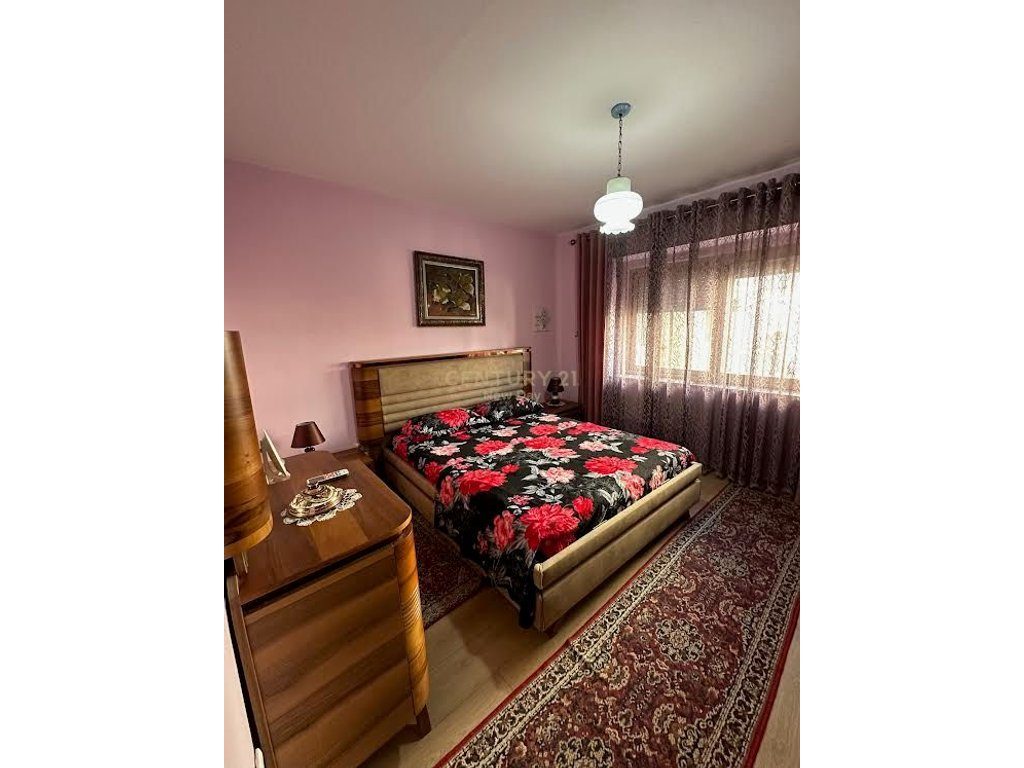 Apartament  + garazhd me qira prane Shkolles 11 Janari.