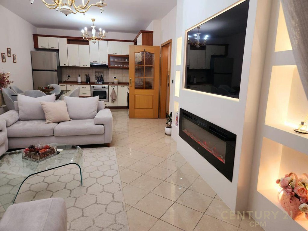 APARTAMENT 2+1+2 PER QIRA NE ISH BLLOK!